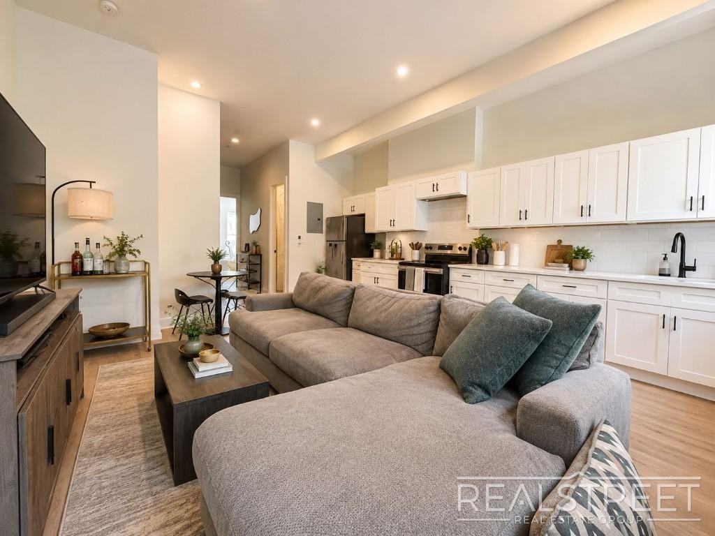 350 Vernon Ave #3 - Photo 2 of 9