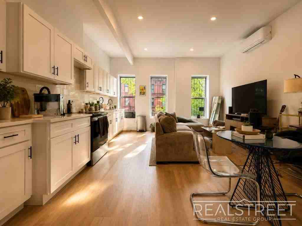 350 Vernon Ave #3 - Photo 4 of 9