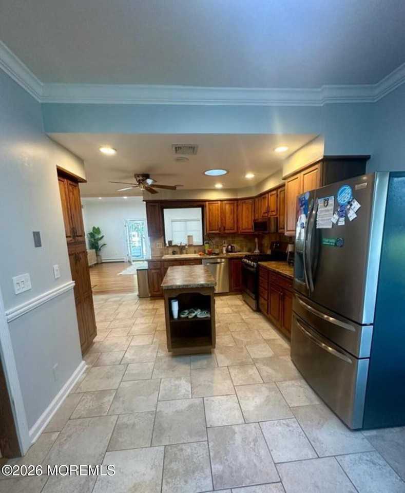218 Lewis St - Photo 2 of 8