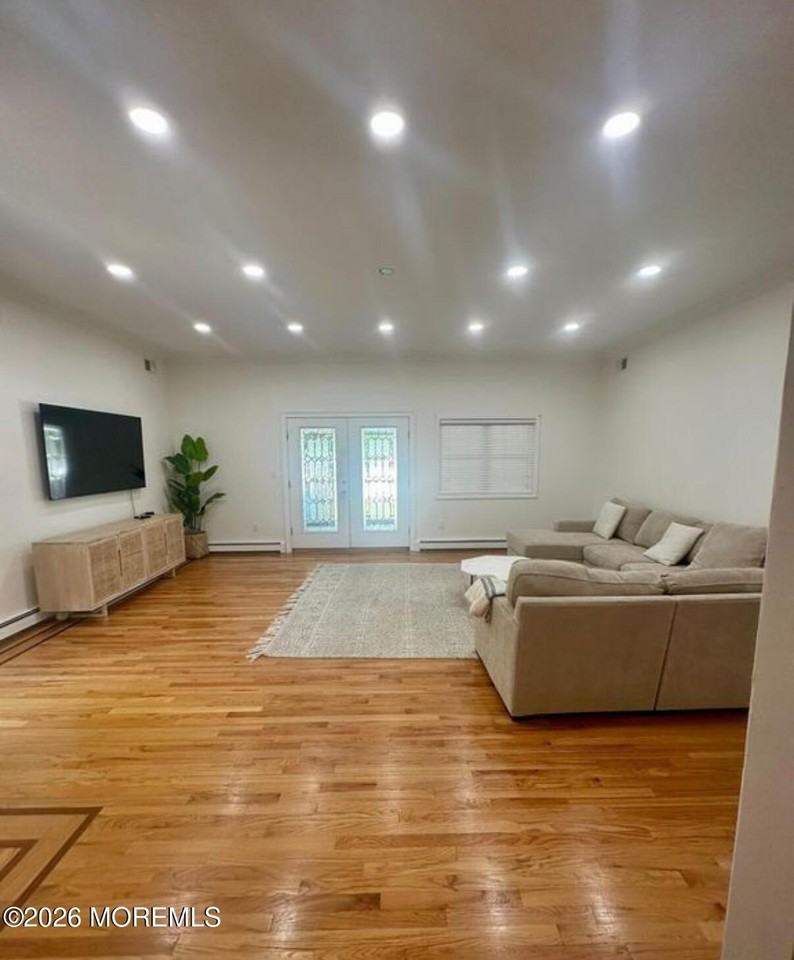 218 Lewis St - Photo 5 of 8