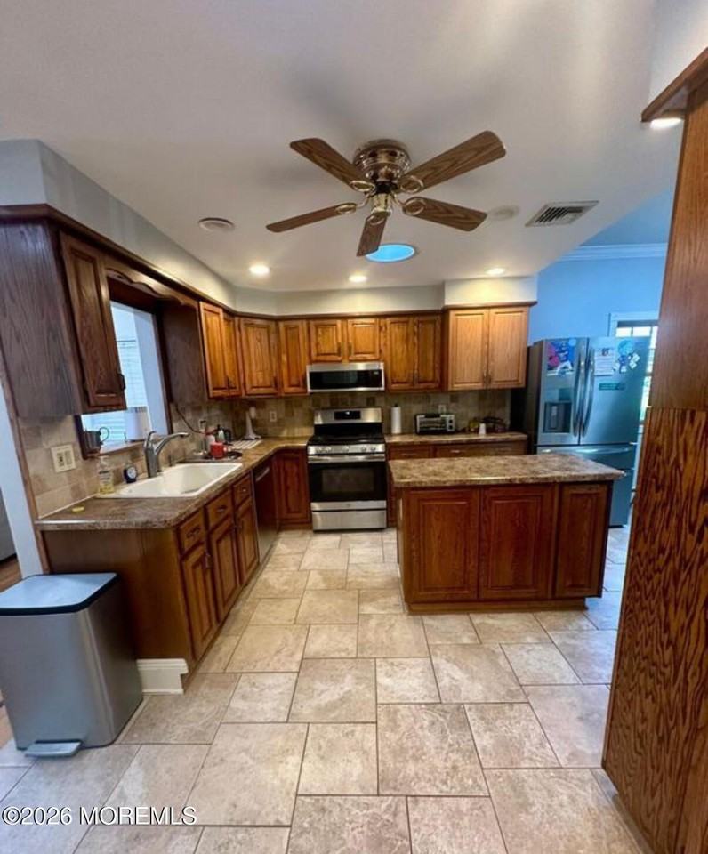 218 Lewis St - Photo 7 of 8