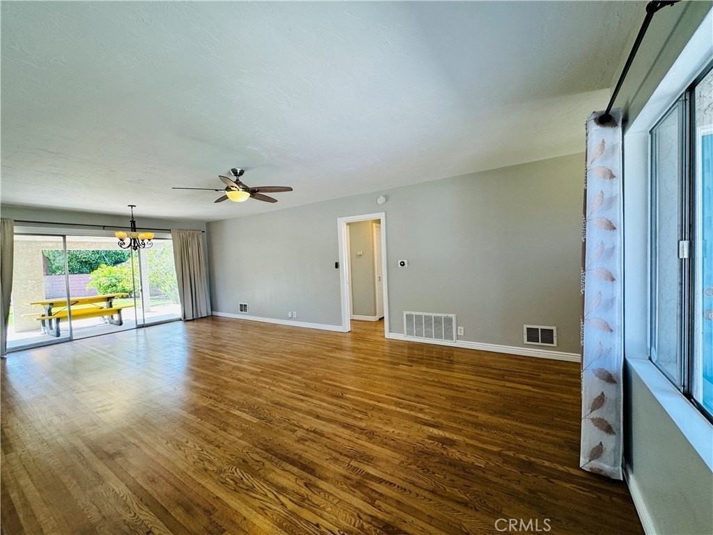 7515 Sunnybrae Ave - Photo 3 of 31