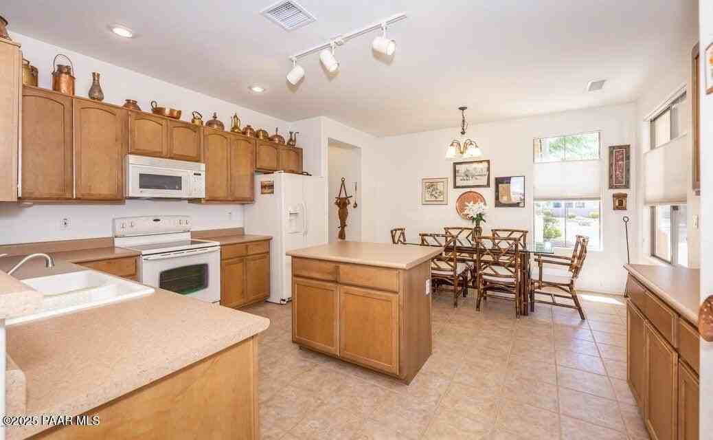 7916 E Crooked Creek Trl - Photo 6 of 33