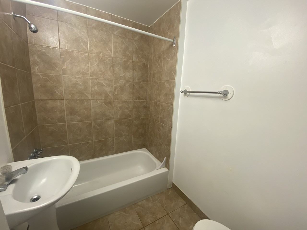 6635 Avenue Fielding #B - Photo 3 of 4