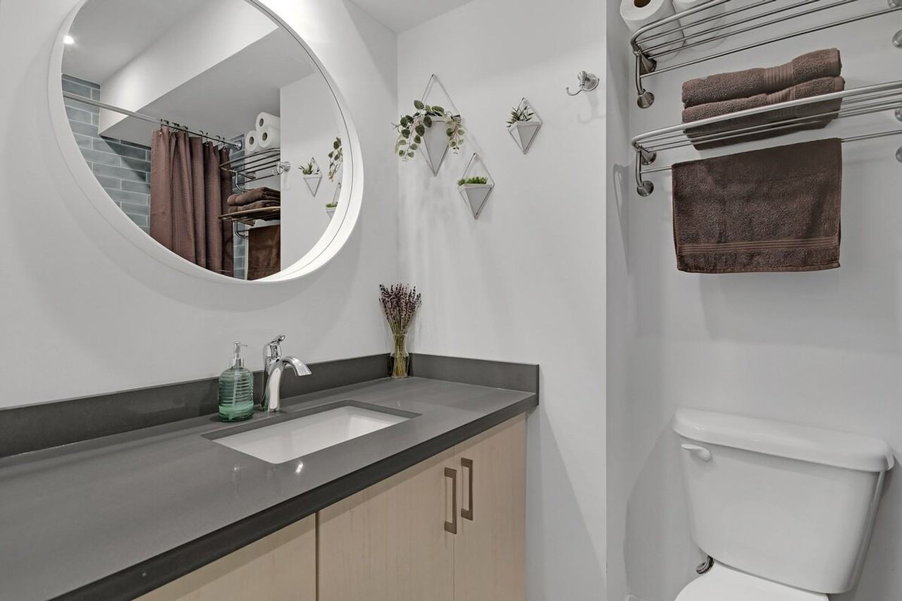 512 Bathurst St #1531111P - Photo 3 of 14