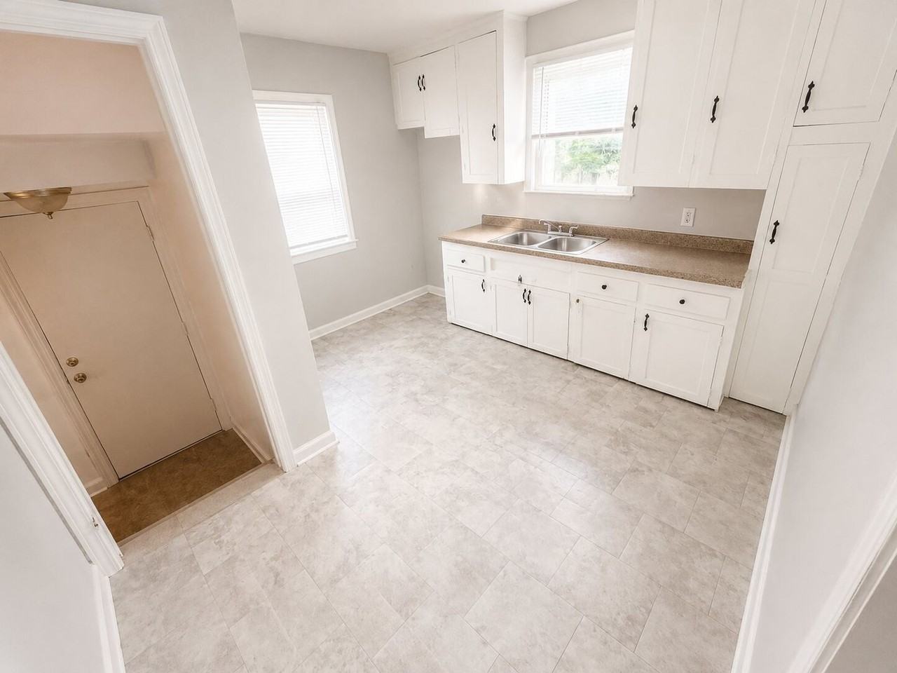 16151 Robson St - Photo 4 of 18