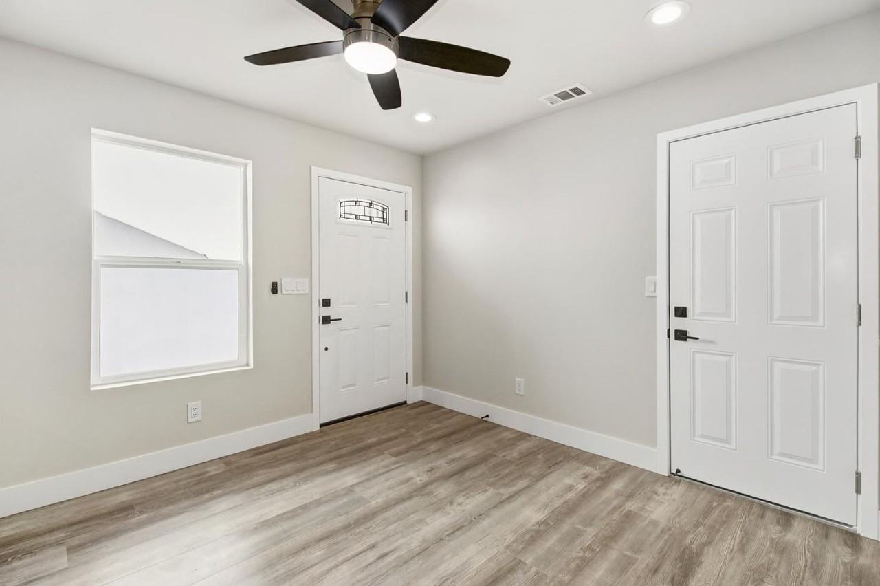 3144 S St - Photo 4 of 21