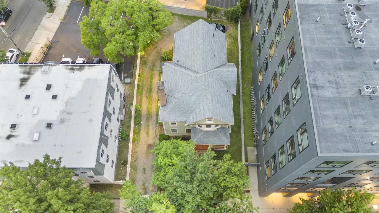 1255 Chapel St - Photo 4 of 36