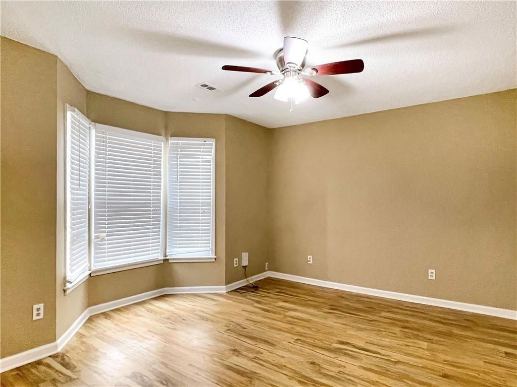 1043 Oaks Pkwy Se - Photo 4 of 22