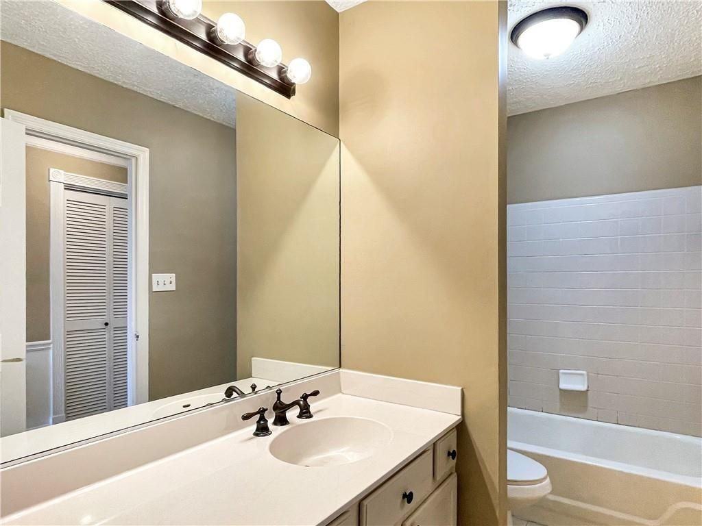 1043 Oaks Pkwy Se - Photo 5 of 22
