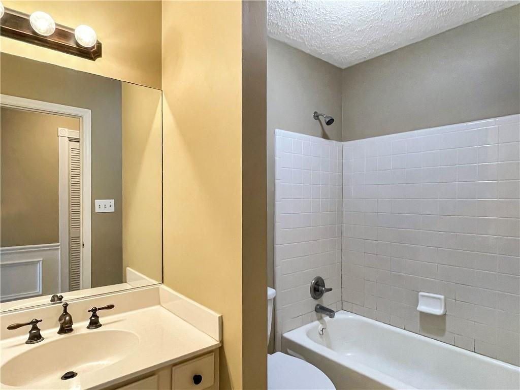 1043 Oaks Pkwy Se - Photo 6 of 22