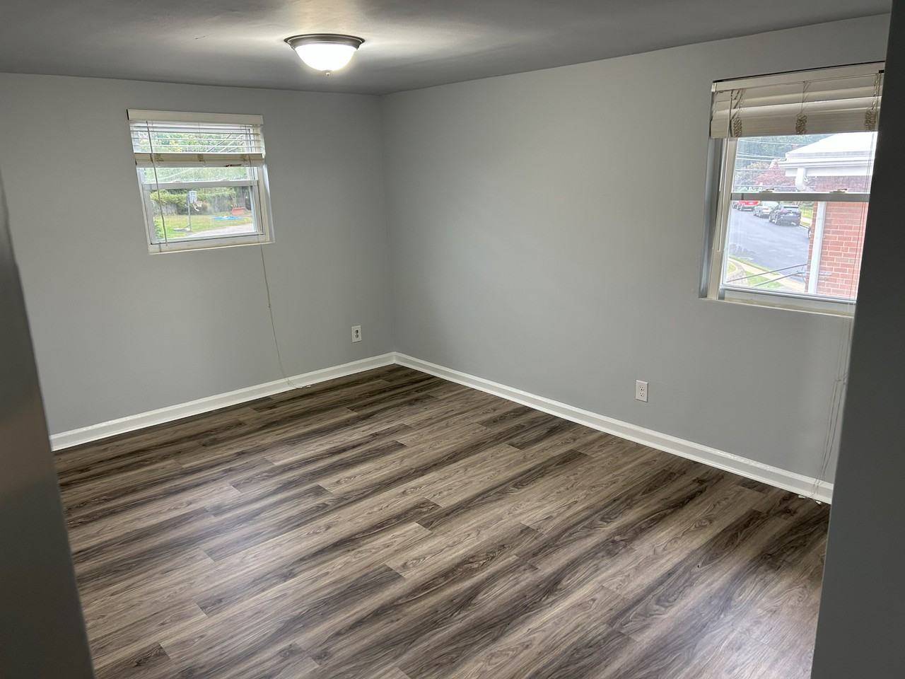 143 W Maryland Ave - Photo 4 of 11