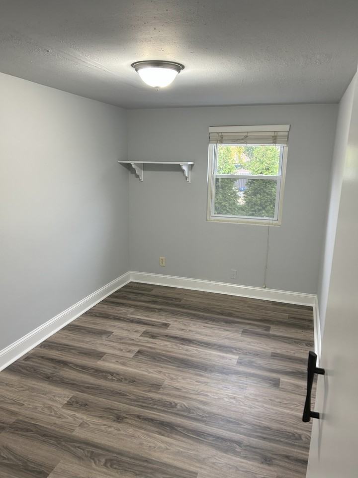 143 W Maryland Ave - Photo 5 of 11