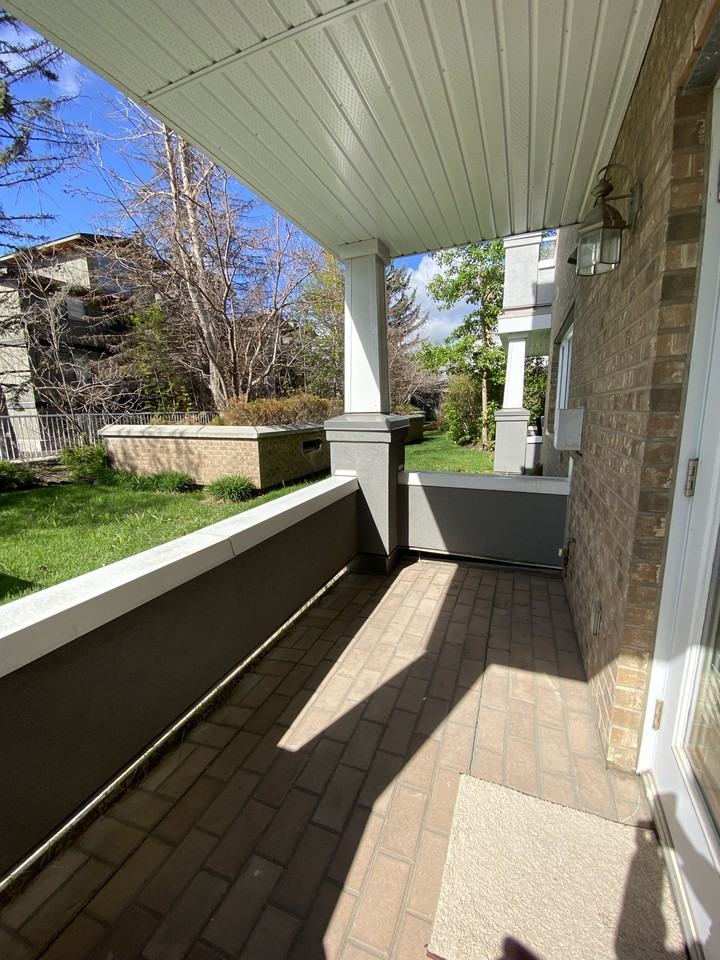 790 Kingsmere Crescent Southwest - Photo 2 of 15