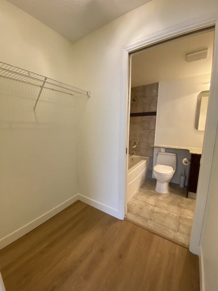 790 Kingsmere Crescent Southwest - Photo 4 of 15
