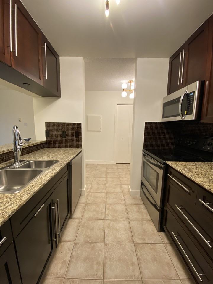 790 Kingsmere Crescent Southwest - Photo 5 of 15