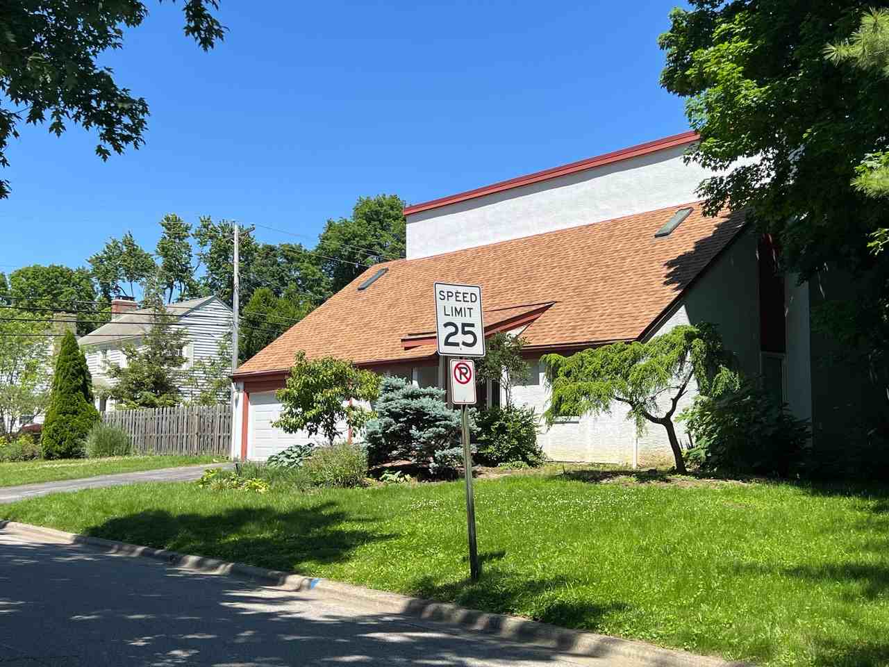 1916 W Lane Ave - Photo 4 of 15