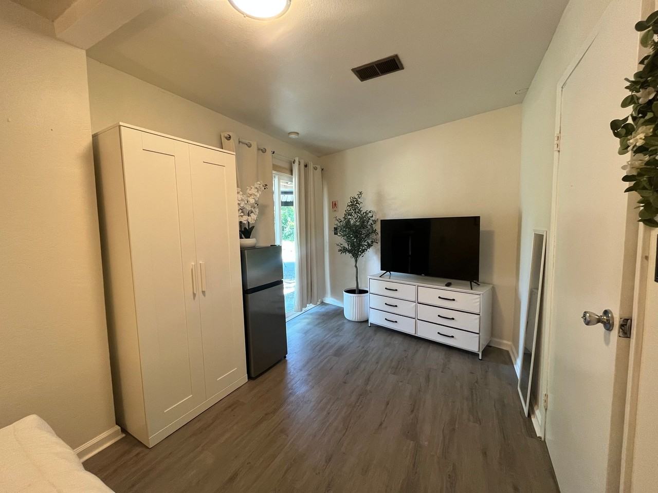 7327 Sovereign Ct #4 - Photo 3 of 12