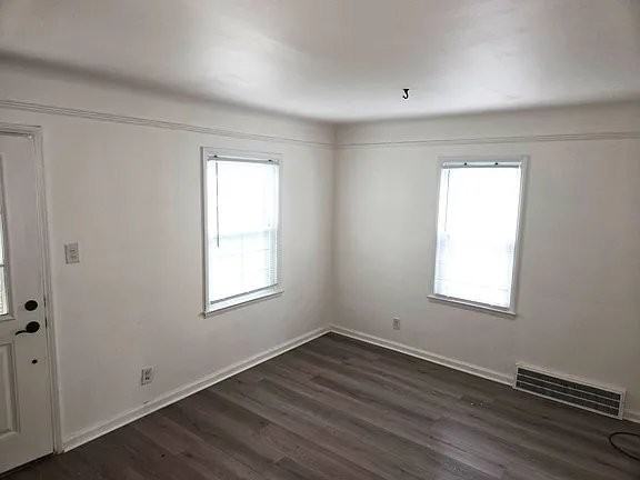 1106 Grove Ave - Photo 2 of 10