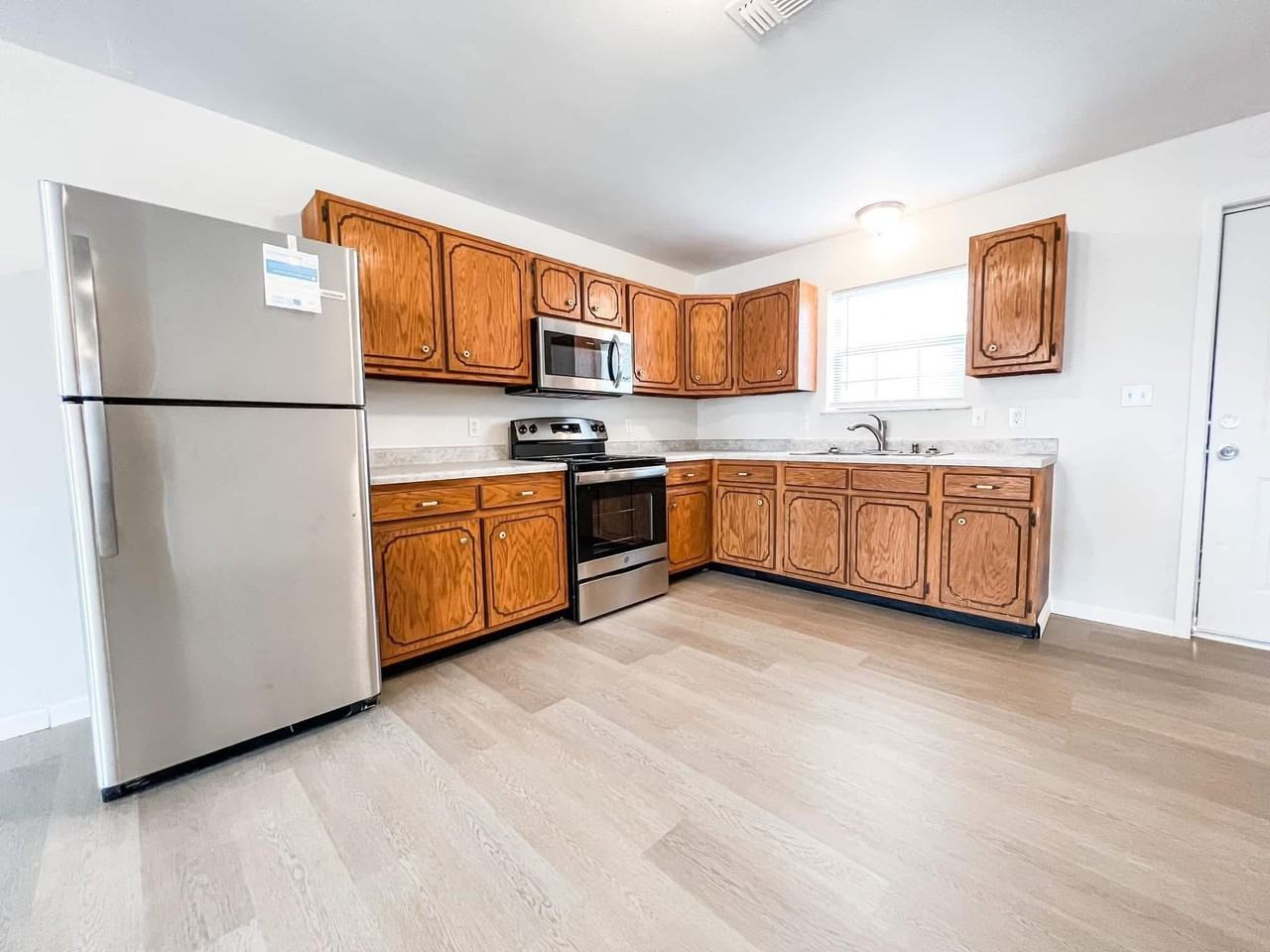 303 Se 3rd St #A - Photo 2 of 6