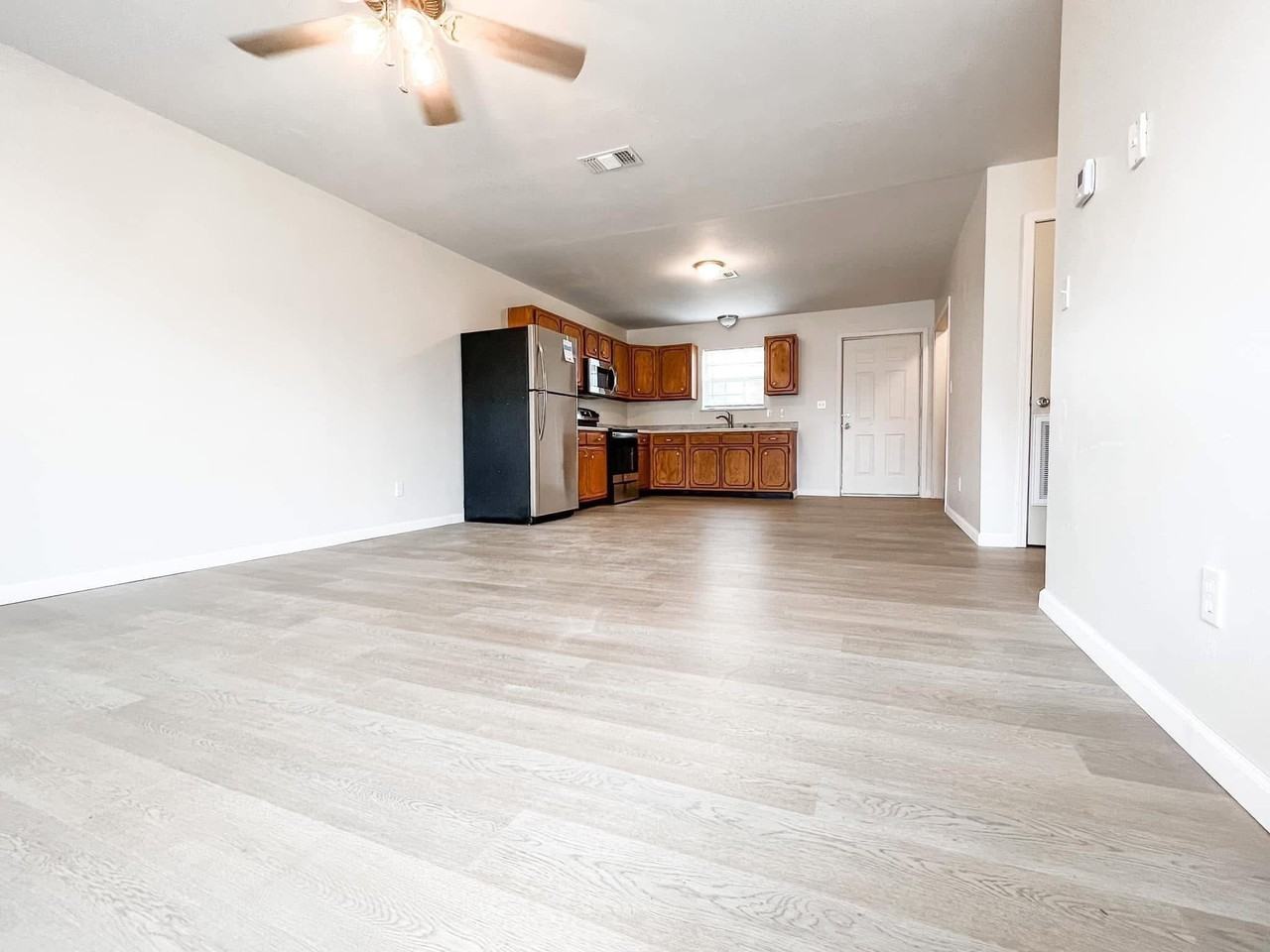 303 Se 3rd St #A - Photo 3 of 6