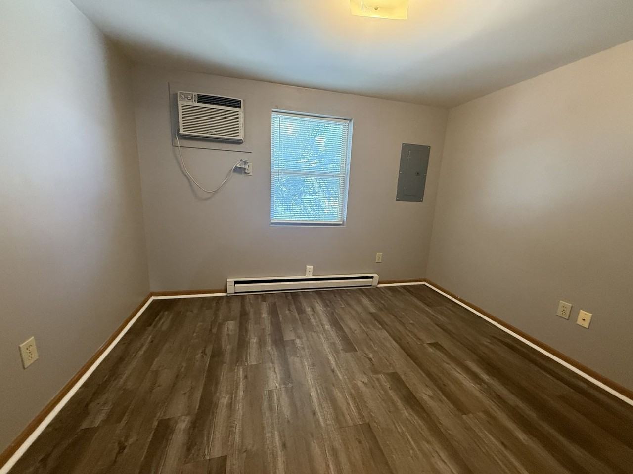 408 S Walnut St - Photo 3 of 9