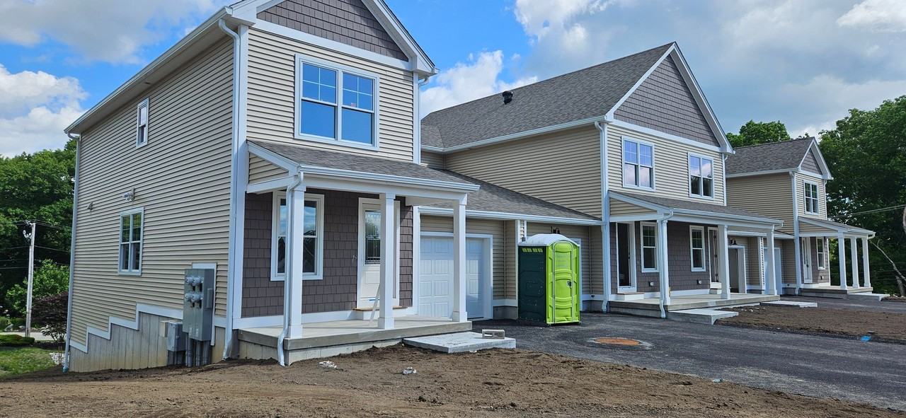 719 Putnam Pike - Photo 2 of 33