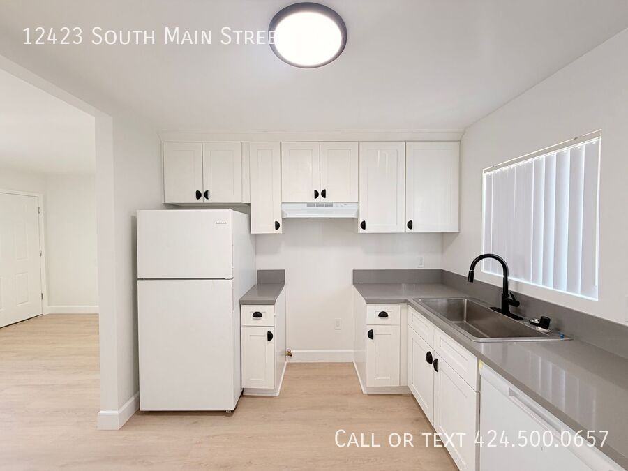12423 S Main St #4 - Photo 4 of 16