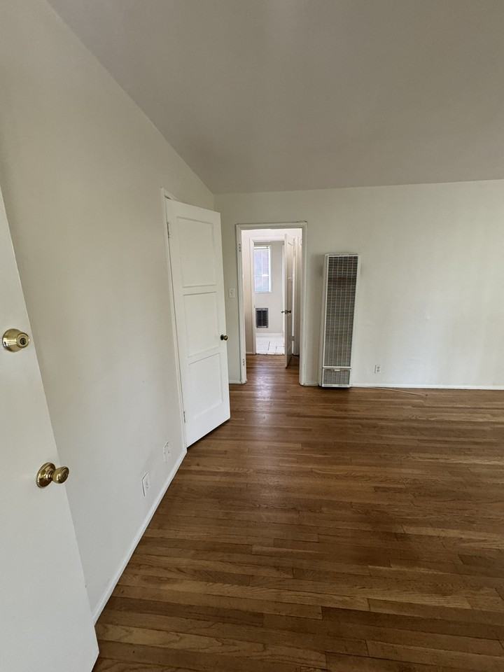 1112 Fremont Ave #D - Photo 2 of 7