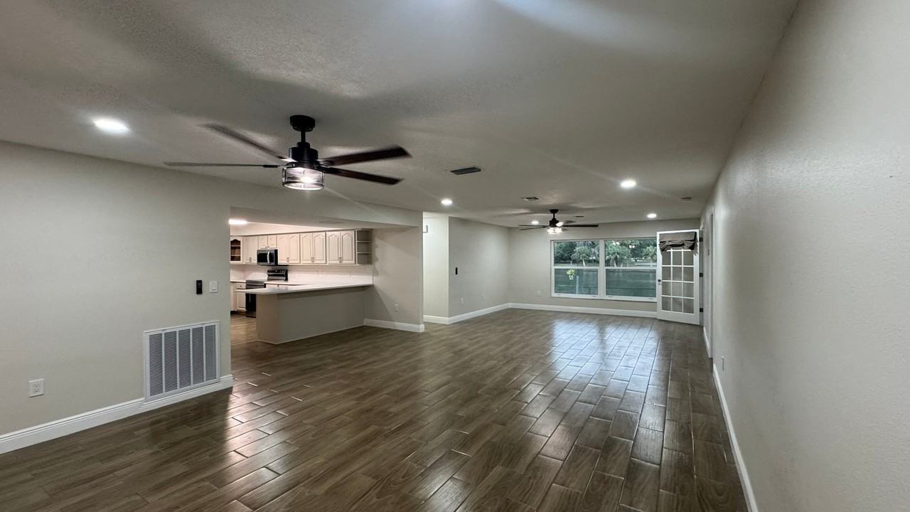7409 Lake Forest Cir - Photo 3 of 20