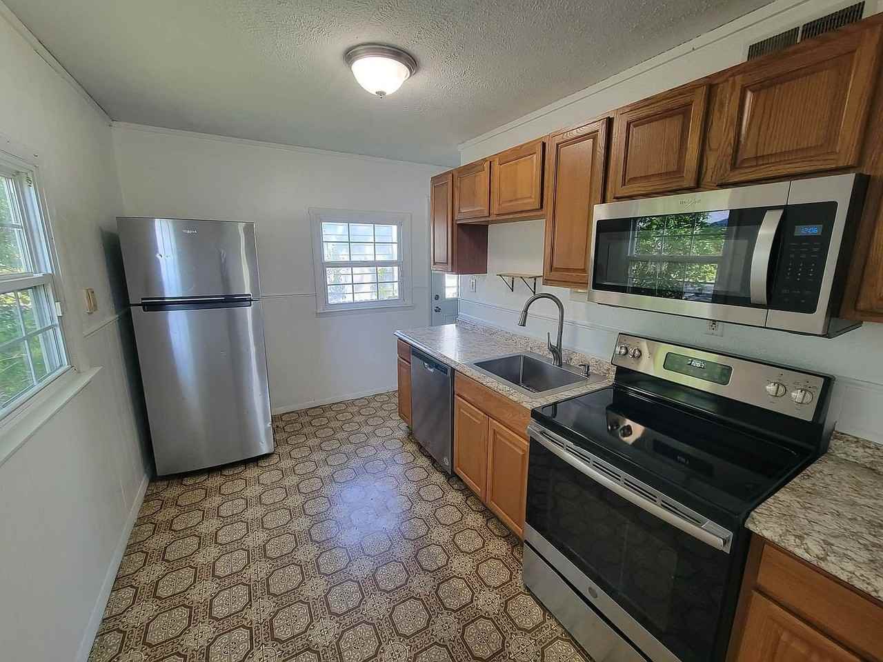 1226 W 37th St - Photo 2 of 8