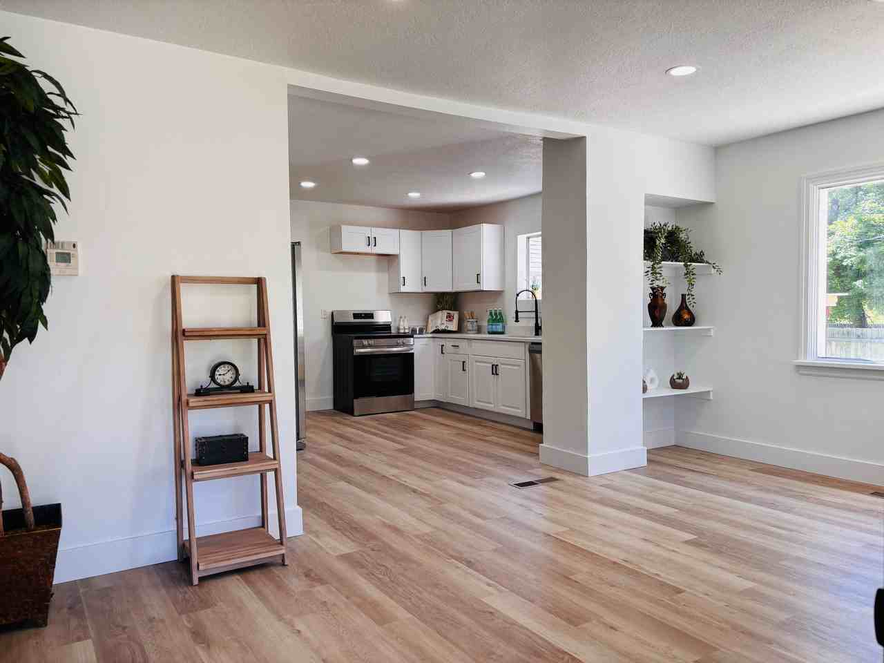 694 Se - Photo 3 of 20