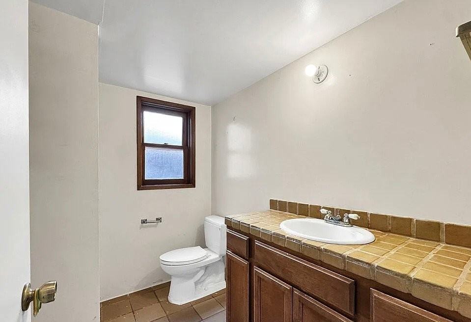 844 25th St - Photo 6 of 20