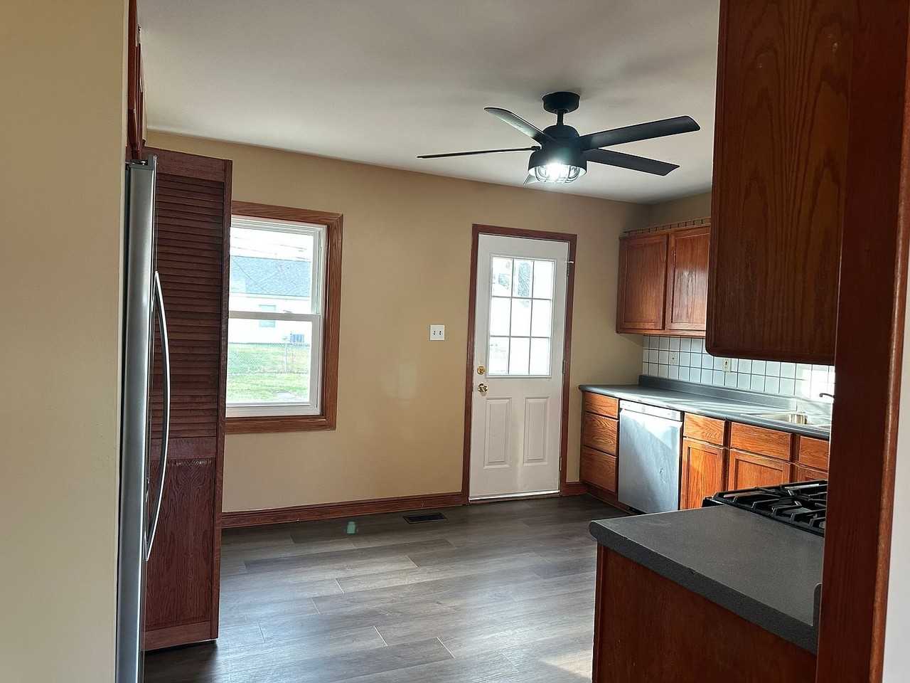 508 Kenyon Ave - Photo 3 of 5