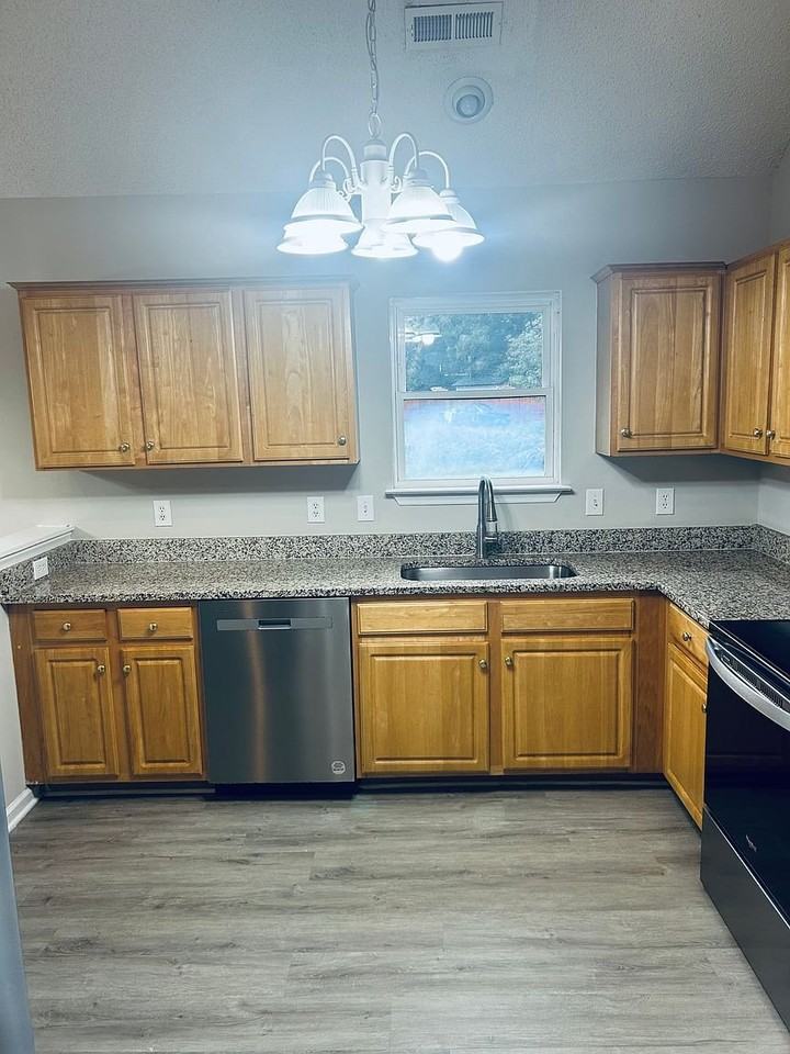 804 Valley Creek Dr - Photo 2 of 5