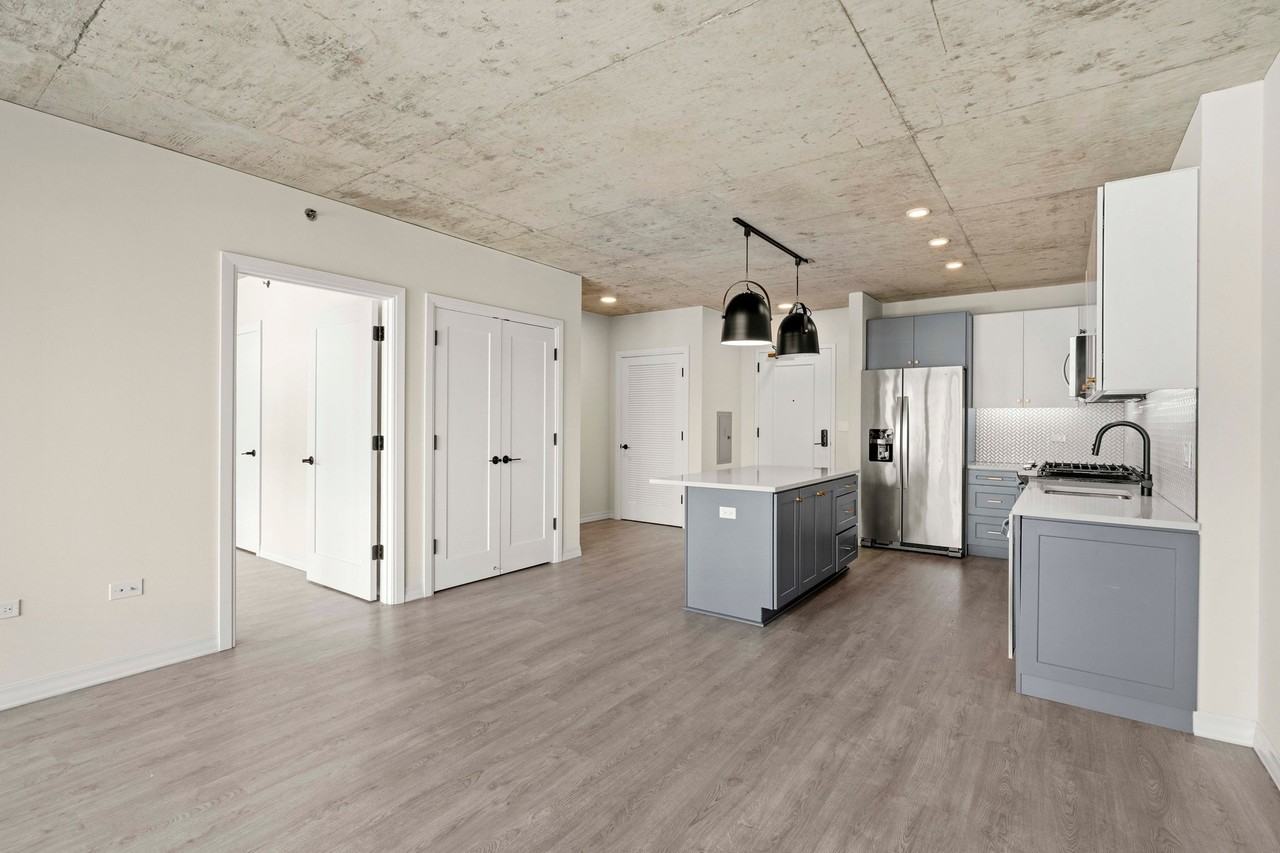 173 W Huron St - Photo 2 of 18