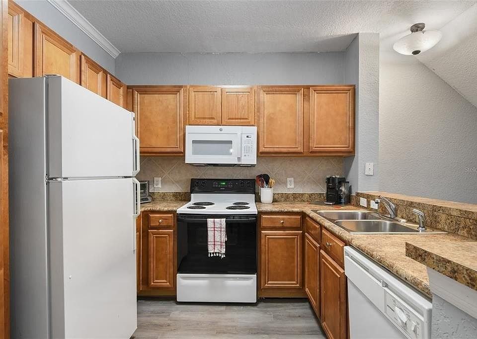 6131 Metrowest Blvd #32 - Photo 2 of 19