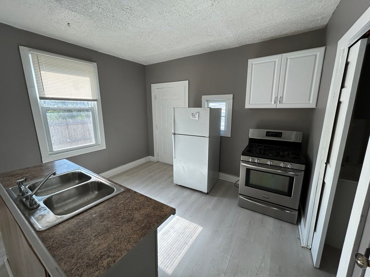 6818 Morgan Ave - Photo 3 of 30