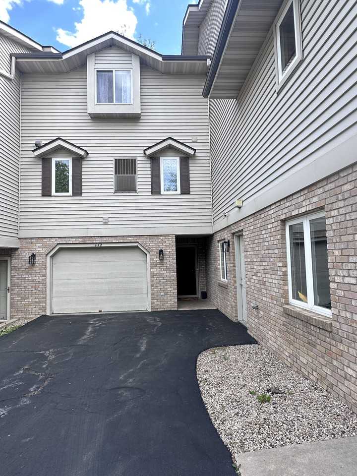 442 Meadowridge Cir - Photo 2 of 25