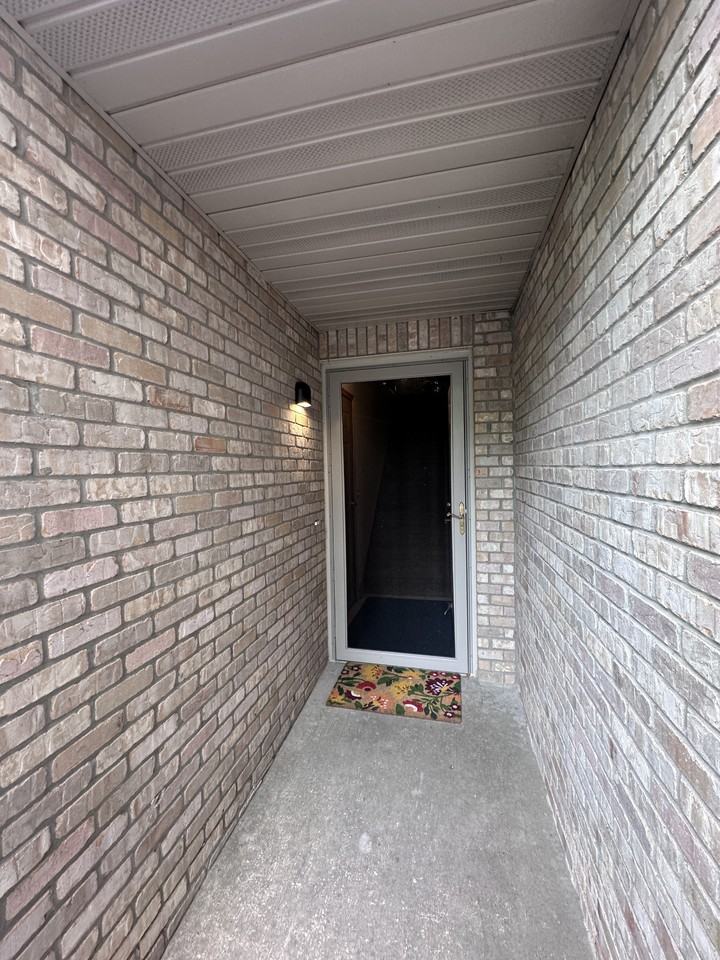 442 Meadowridge Cir - Photo 3 of 25