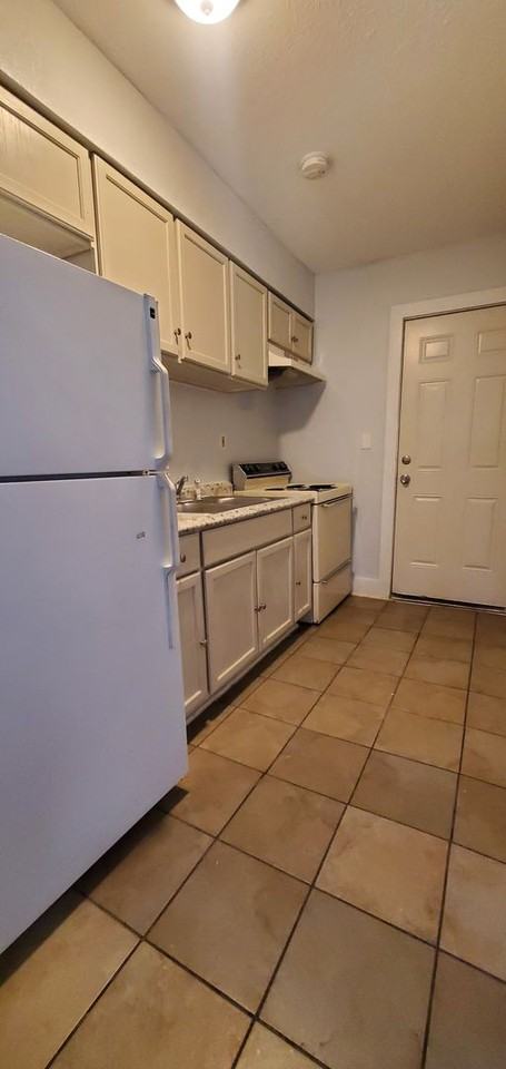 Benton Blvd 2-Bed - Photo 2 of 7