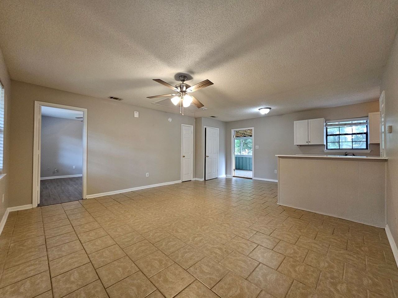 104 Holcomb St - Photo 3 of 17