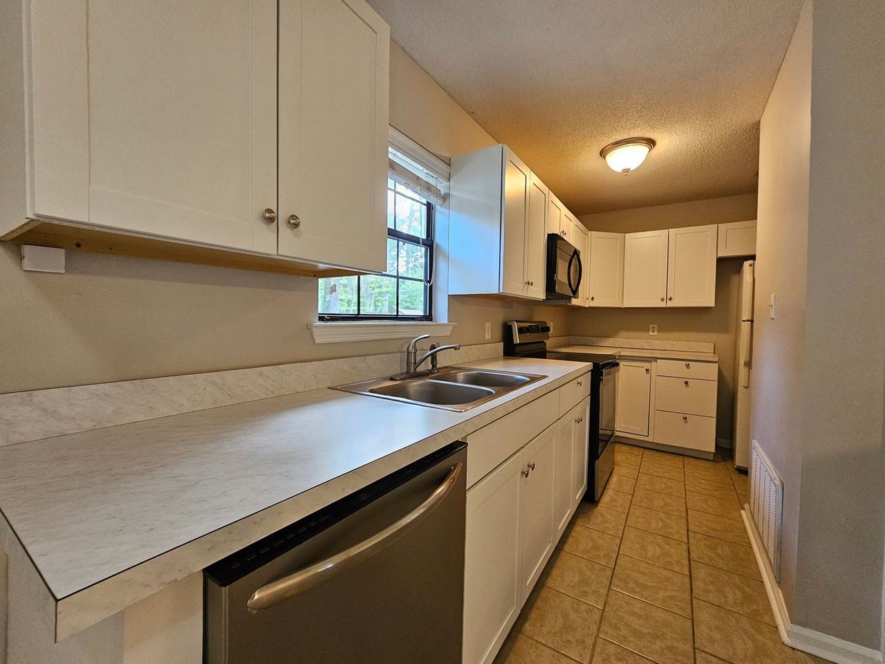 104 Holcomb St - Photo 4 of 17