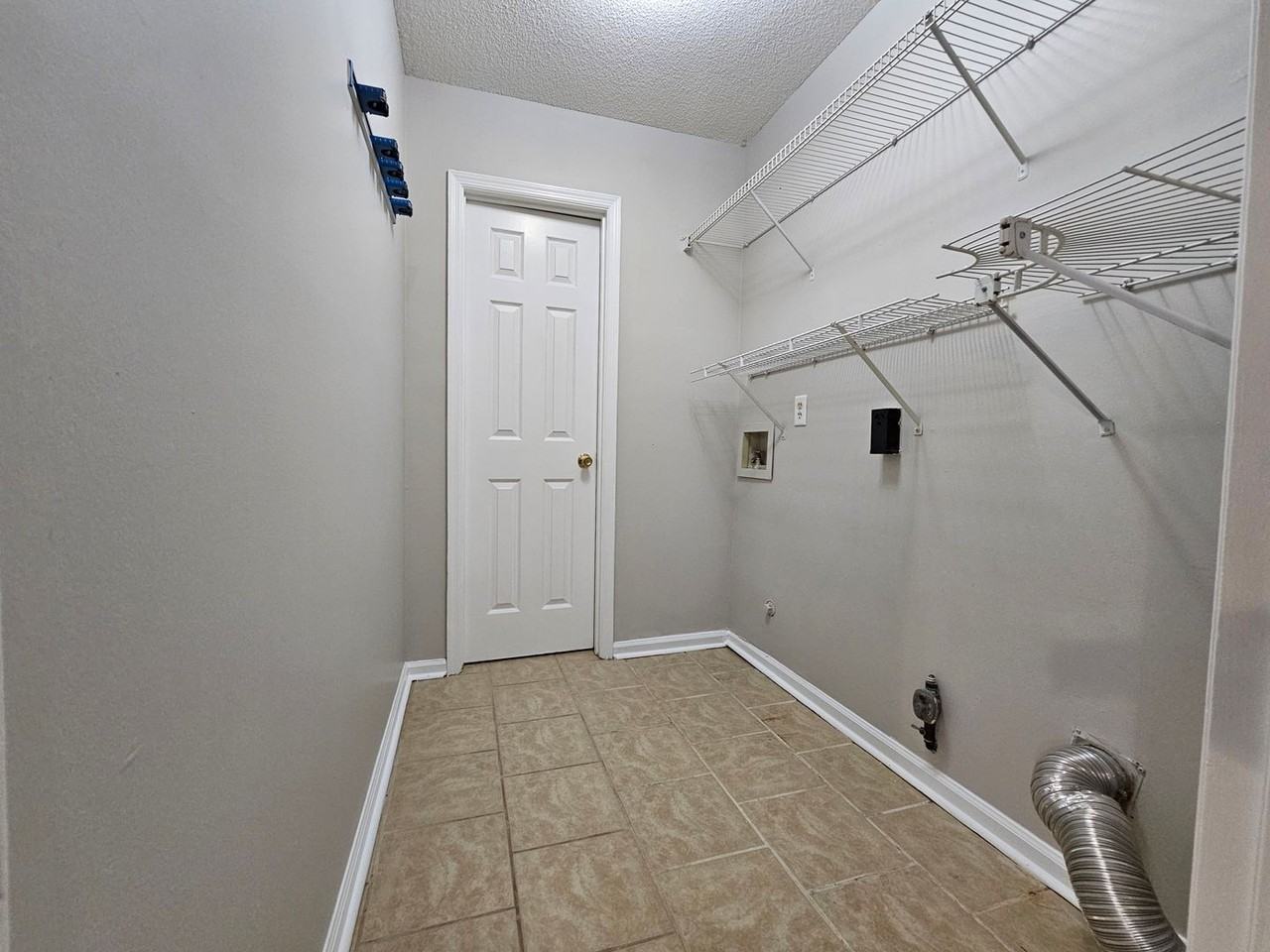104 Holcomb St - Photo 7 of 17