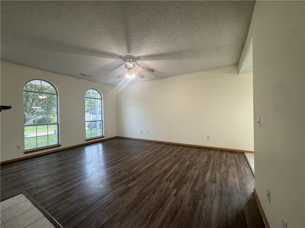 1502 Cresent St - Photo 5 of 14