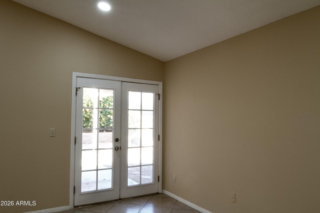 7568 W Kerry Ln - Photo 6 of 21