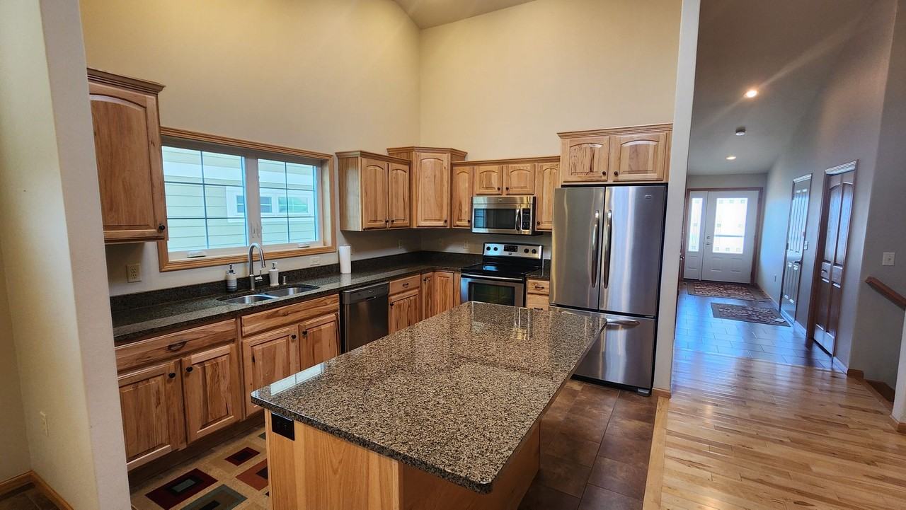 1329 Pinecrest Ln - Photo 4 of 21
