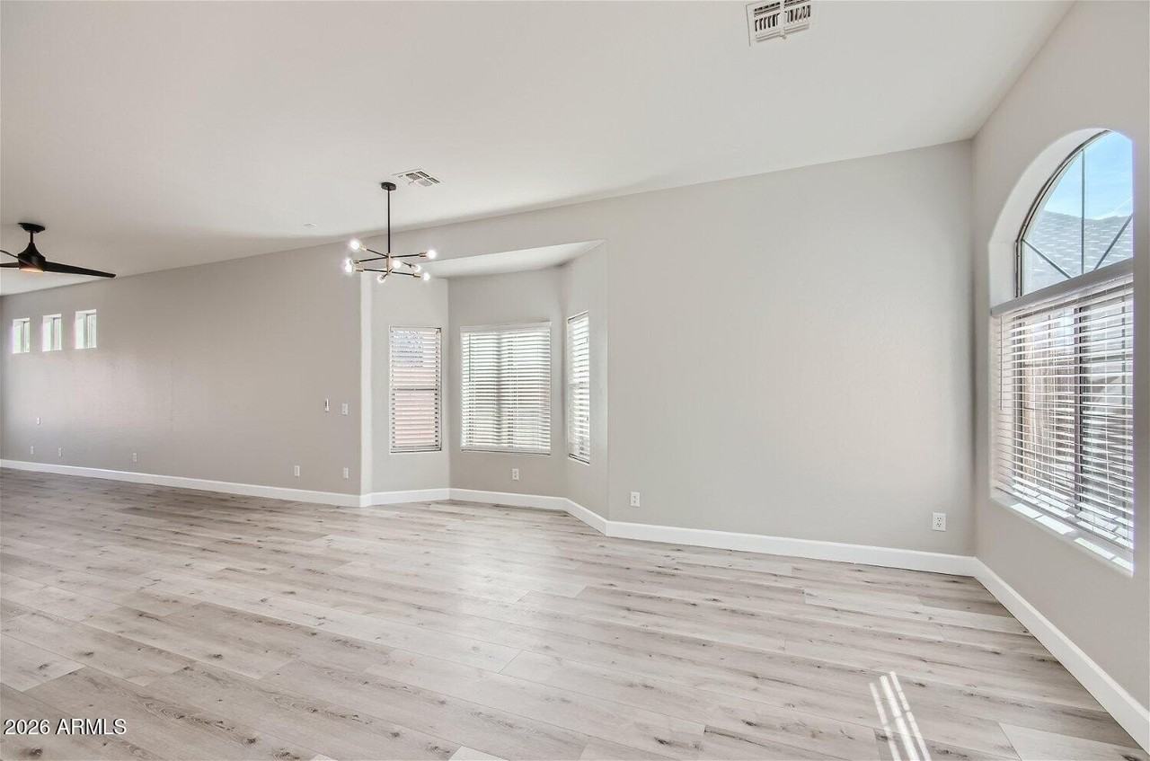 658 E Ranch Rd - Photo 4 of 27
