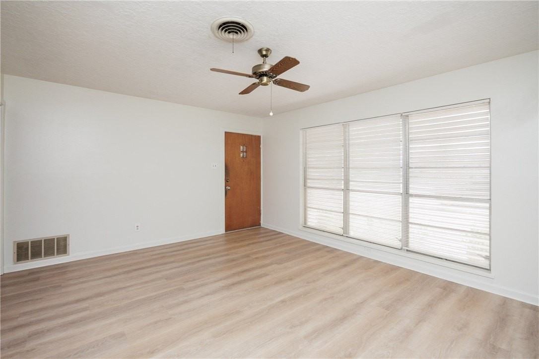 1137 Bradshaw Dr - Photo 4 of 40