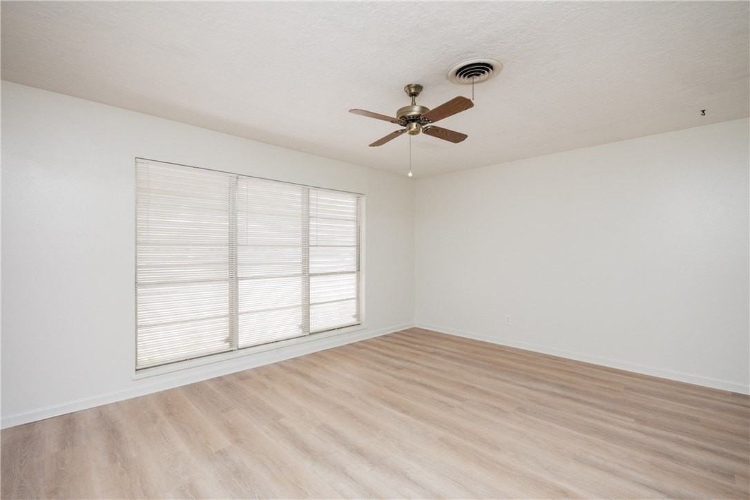 1137 Bradshaw Dr - Photo 6 of 40